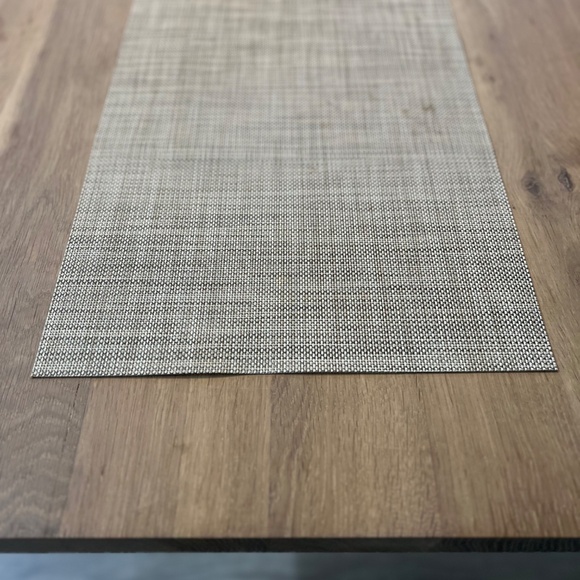 Chilewich Table Runner | Color Bark - Picture 3 of 5